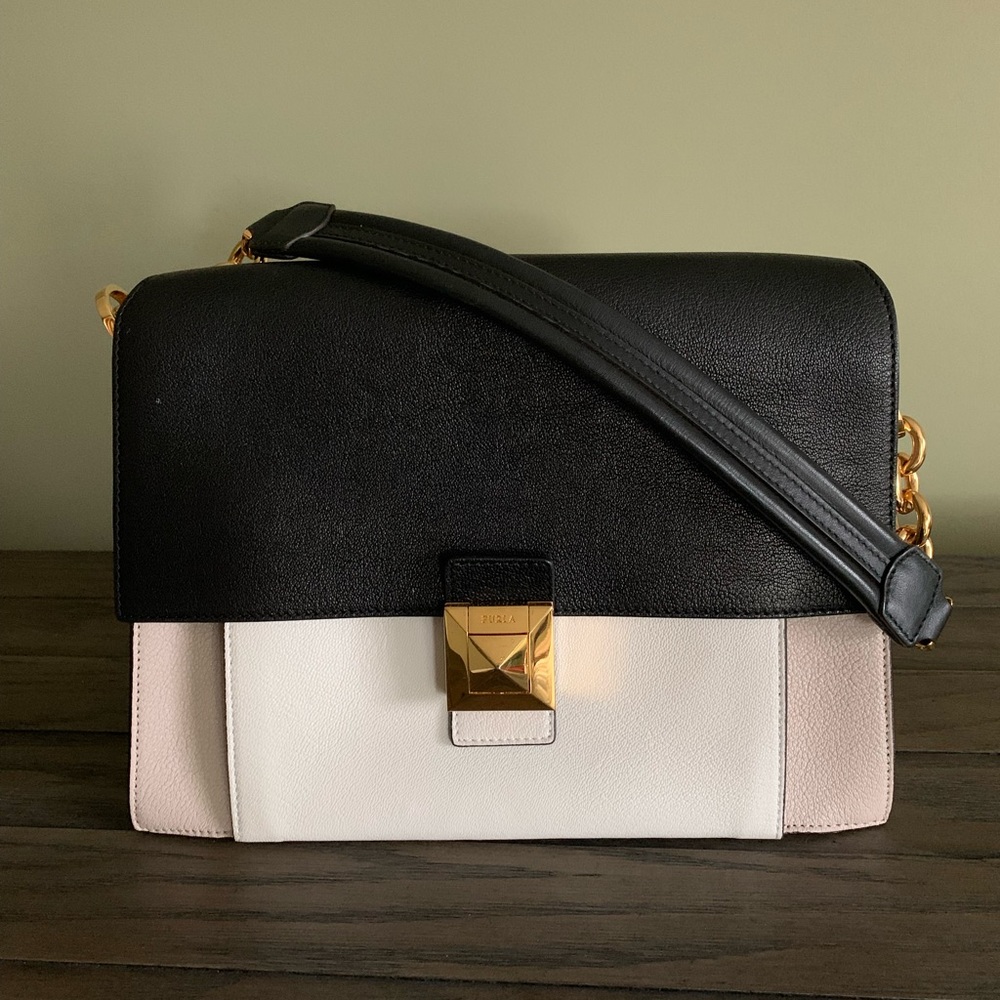 Woman FURLA bag & a cross body 🌸